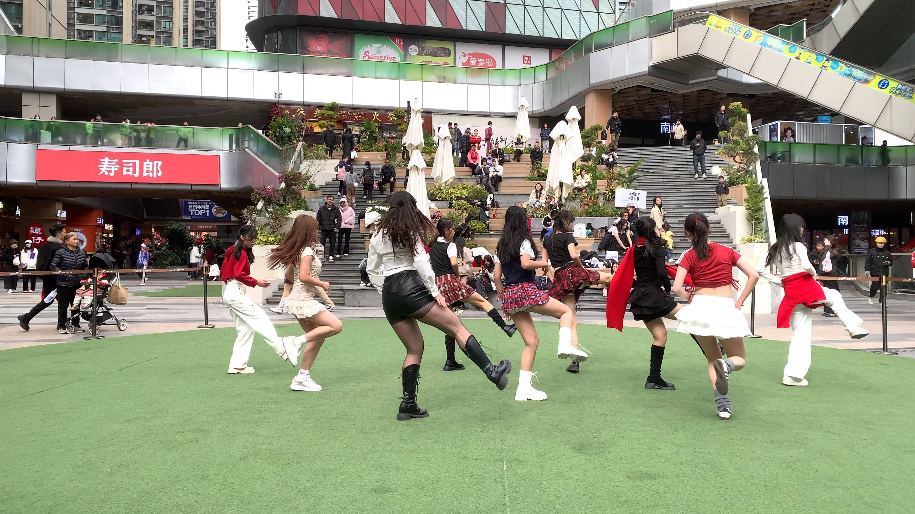 开云平台-现场尬舞：比赛现场的趣味互动瞬间