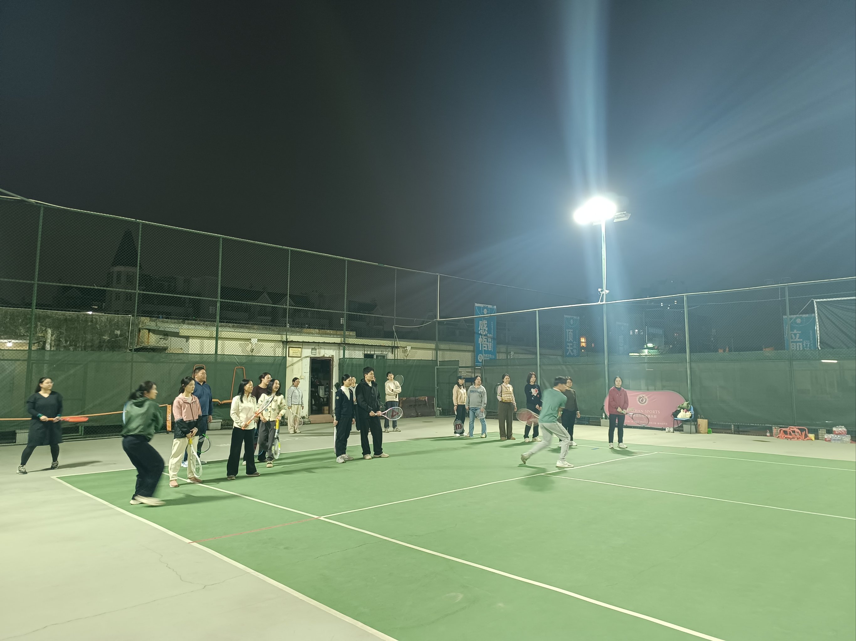 开云体育app安全下载-&quot;天幕下的夜色赛：夜晚灯火辉映中的网球盛典&quot;